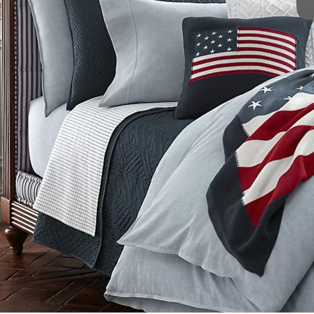 Patriotic Bedding Set with Flag Design